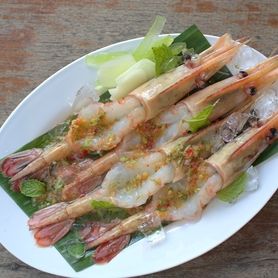 海老の刺身～シーフードソース～（グンチェーナムプラー）