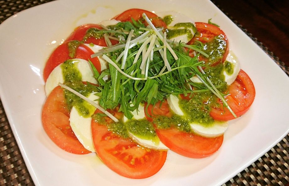 トマトとモッツァレラのカプレーゼ（760円）