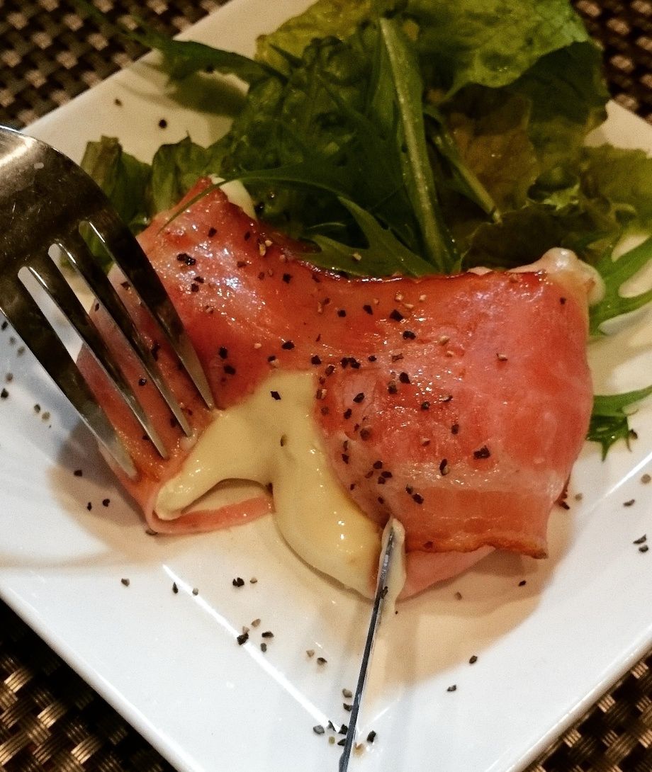 カマンベールチーズベーコンの包み焼き（700円）