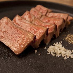 旨み溢れる牛タンステーキ