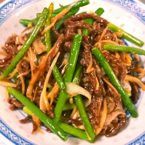牛肉とニンニクの芽の炒め（蒜苗牛肉絲）