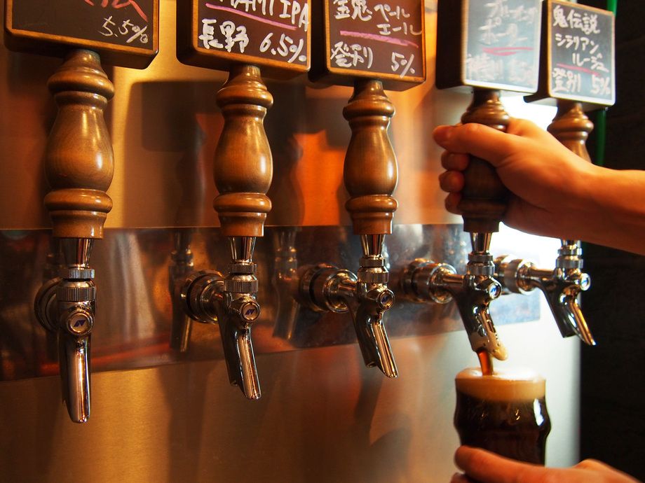 国内クラフトビール4種（Sサイズ￥５００　Mサイズ￥８００　Lサイズ￥１３８０）