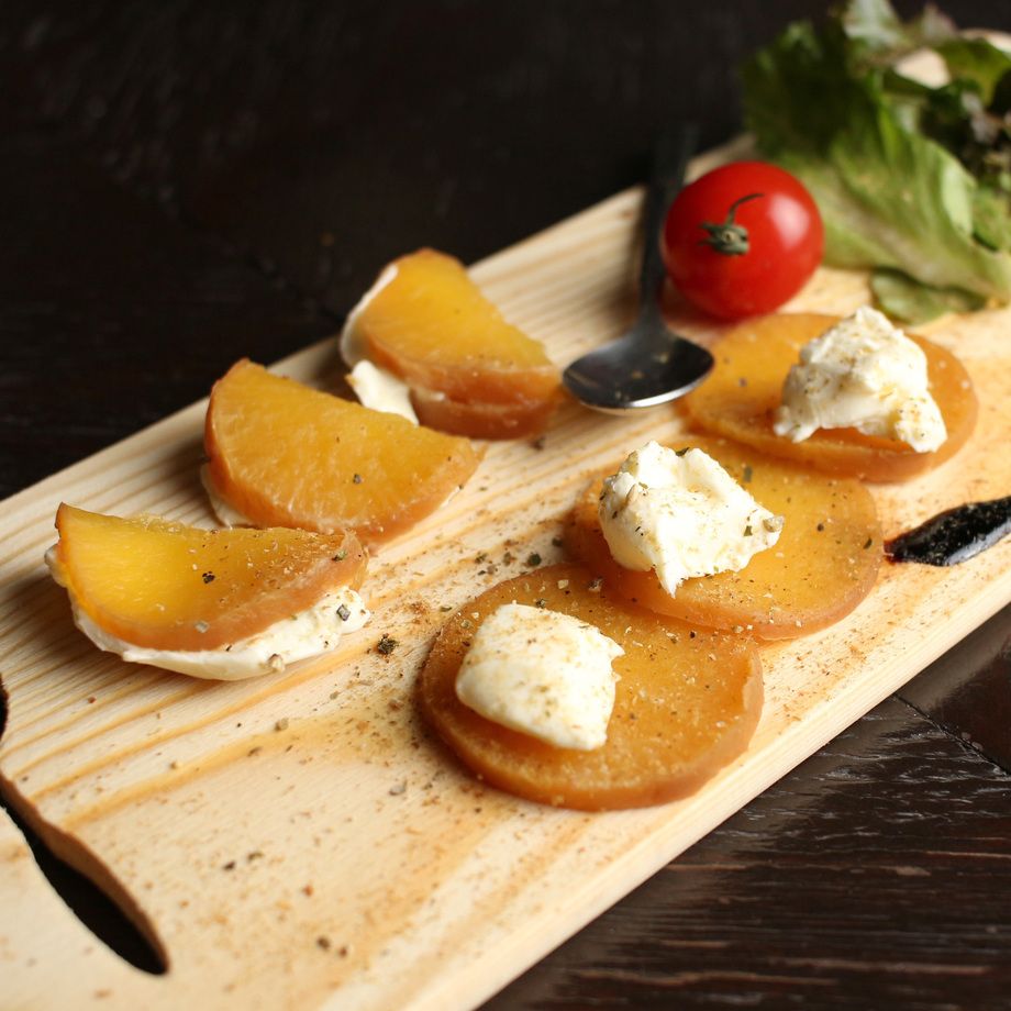 自家燻製のいぶりがっこクリームチーズ（￥６００）