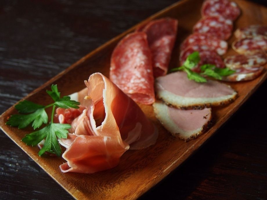 サラミと生ハムの盛り合わせ（数種類の生ハムとサラミを盛り合わせ）