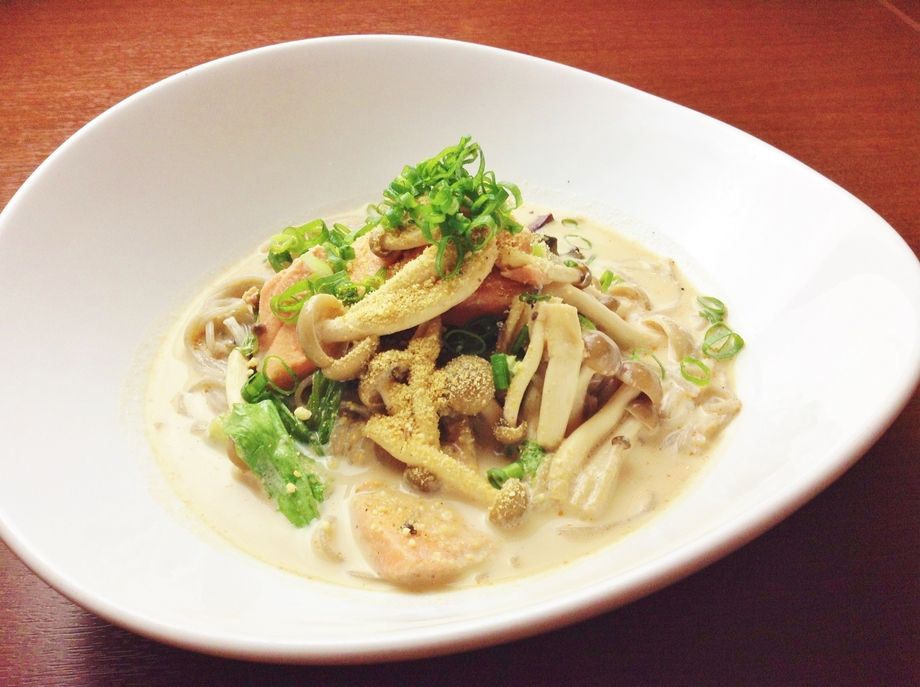 秋鮭ときのこのクリームスープ蕎麦
