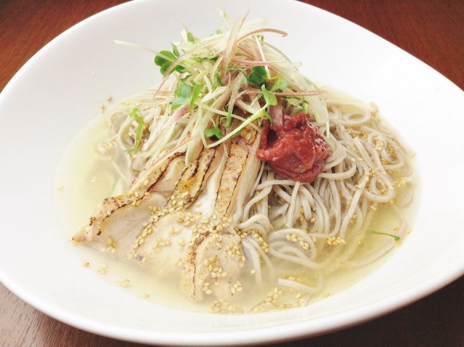 炙り鶏とたたき梅の塩蕎麦