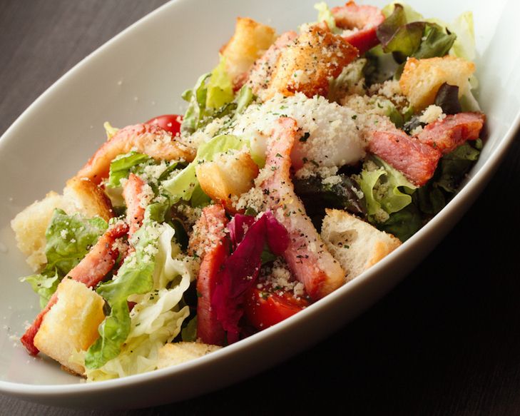 焼きたてクルトンの温玉シーザーサラダ