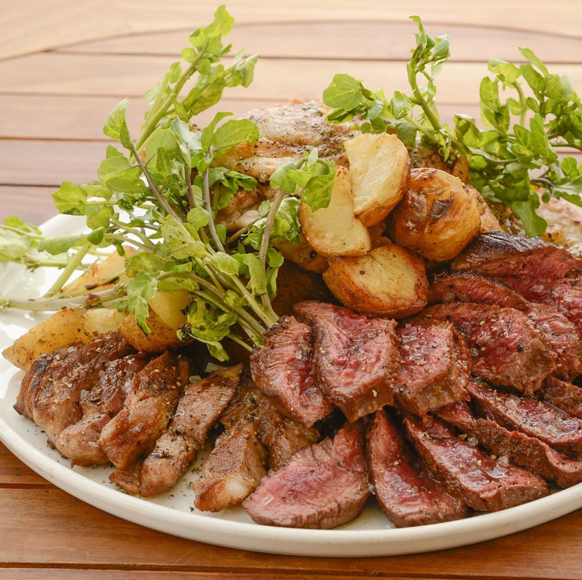 日向鶏、イベリコ豚、牛肩ロースの肉盛り　８００ｇ！