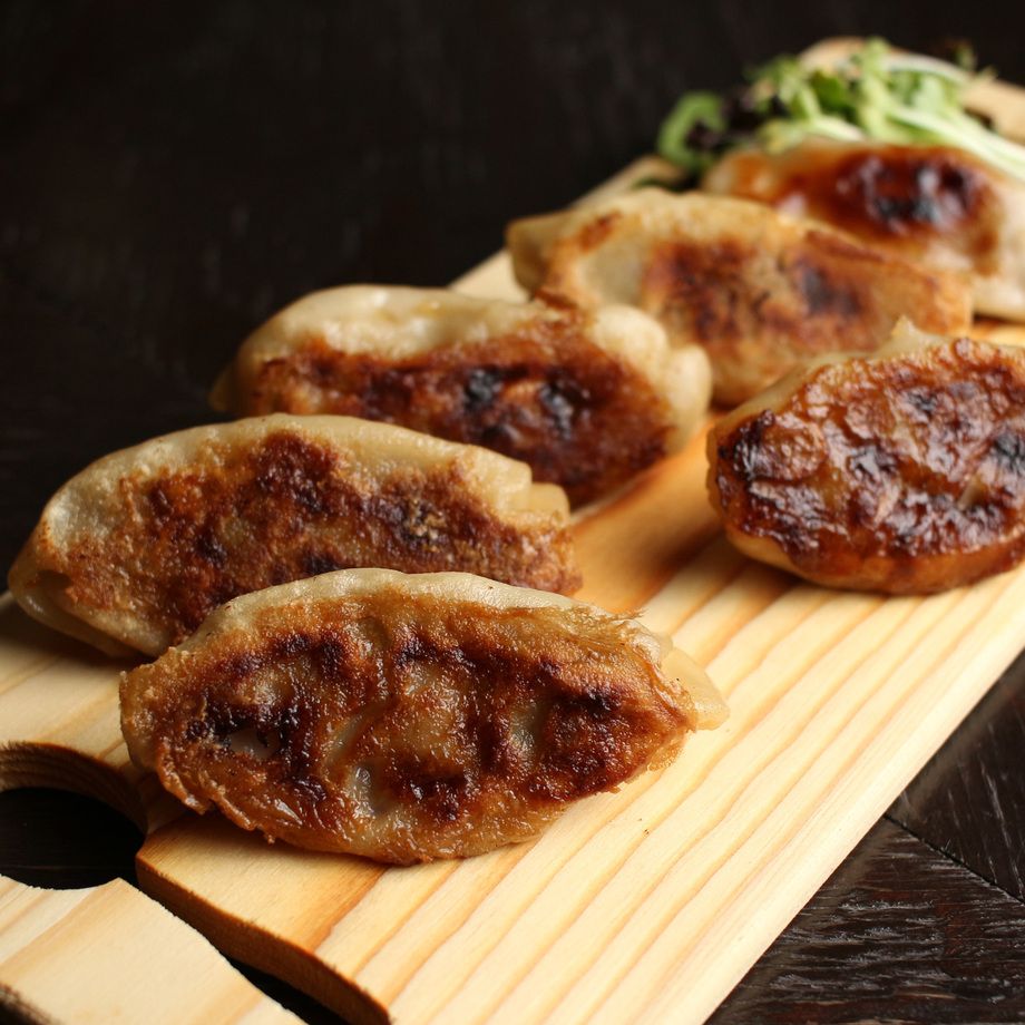 道産肉自家製ぎょうざ】牛肉と豚肉エビニラぎょうざ（￥６８０）