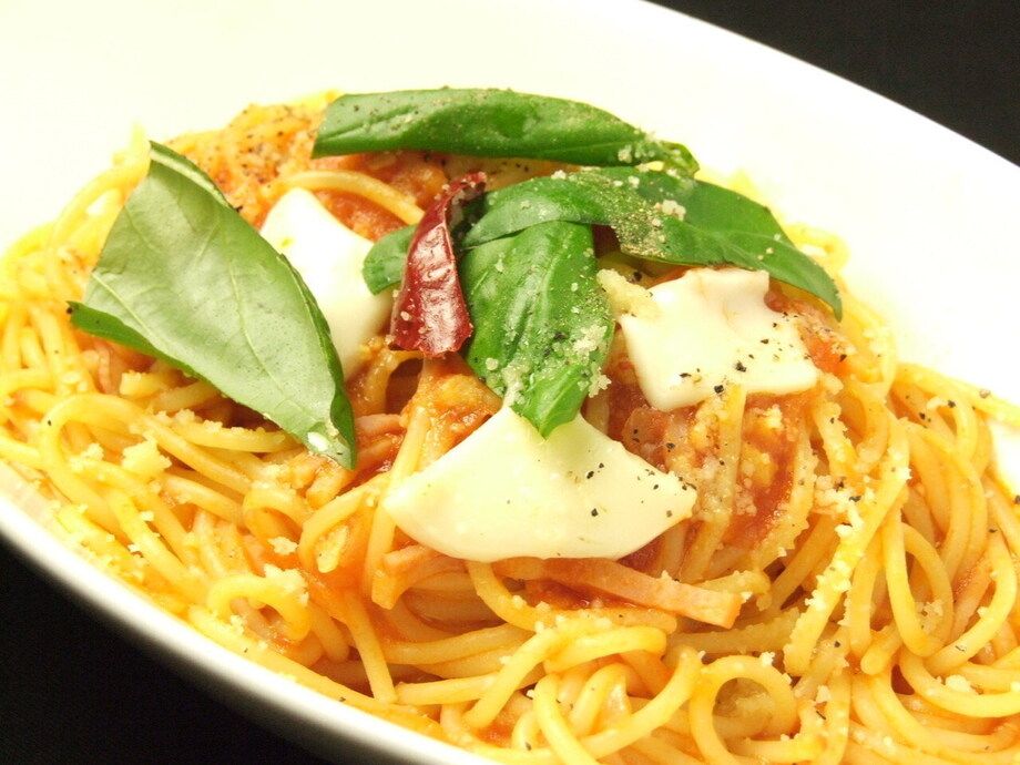 モッツァレラとバジルのトマトソーススパゲッティ