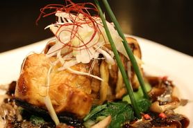 豚角煮のパイ包み 〜バターペッパーソース〜