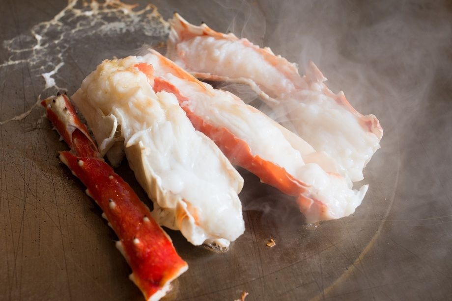 熟成国産牛 エイジングビーフ フィレステーキ たらば蟹の鉄板蒸し焼き 全7品コース（１２，９８０円（消費税・サービス料込）　※個室のご利用は、+１，０００円）