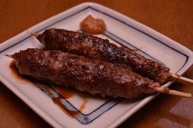 ねぎま・もも・レバ・せせり・ぼん尻・鳥もも梅しそ・鳥チーズ・かしら・タン・豚バラ・軟骨入りつくね・牛ホルモン・玉ねぎ・ネギ等