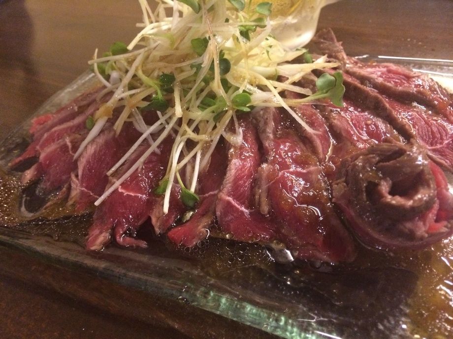 牛ランプ肉のタタキ たっぷり薬味添え（950）