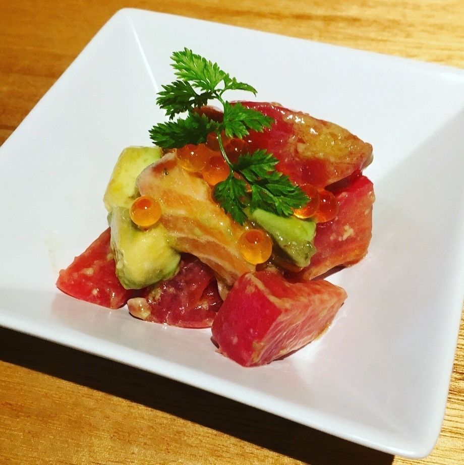 イクラを散らしたサーモンとアボカドのタルタル(11月)