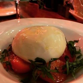 フルーツトマトとモッツァレラブッラータのカプレーゼ