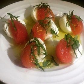 フルーツトマトと水牛モッツァレラのカプレーゼ