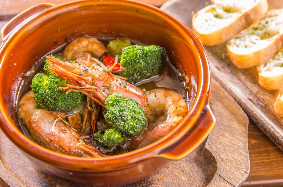 有頭エビとブロッコリーのアヒージョ（６８０円）