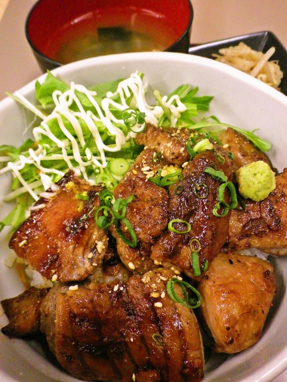 まぐろステーキ丼（780）