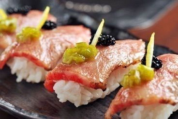 和牛炙りの握りキャビア添え（1300円）