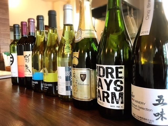 店主厳選 日本ワイン各種（グラス 700円～ ボトル 3500円～）