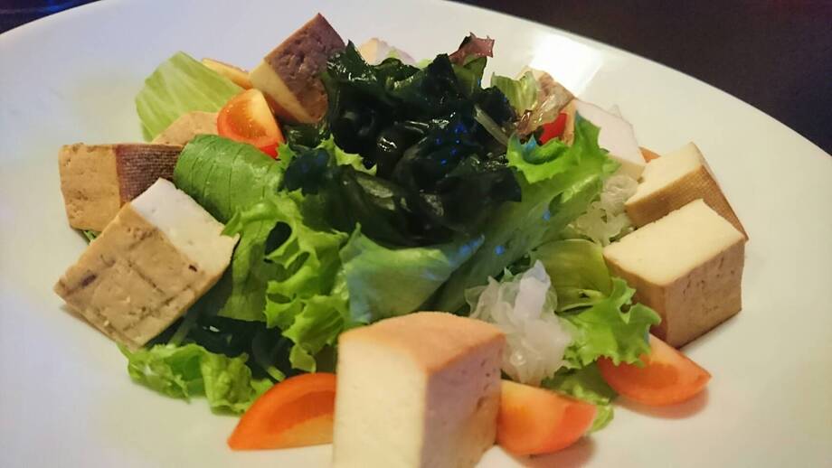 燻製豆腐のサラダ