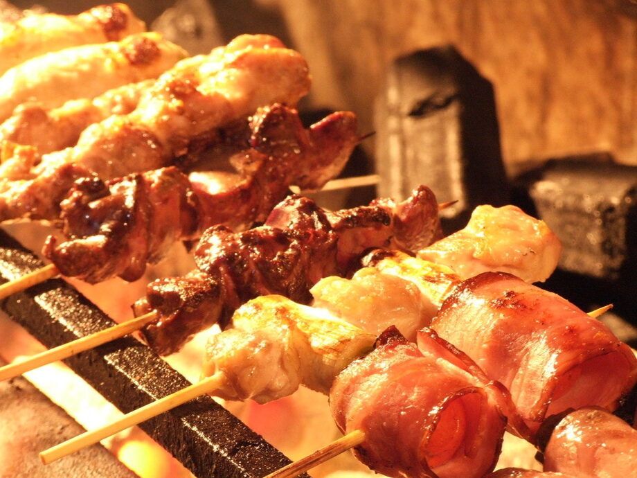 【こだわりの炭火焼き！】備長炭で焼きあげる本格炭火焼きは国産銘柄のお肉や野菜、新鮮な魚介など幅広く取り揃えてます！じっくりと焼けるのを待ちながらもう一杯♪（160円～）