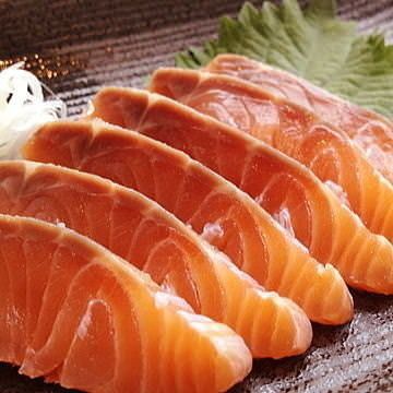 スモークサーモンのお造り（620円 （税抜））