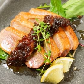 ハンガリー産　鴨ロースのコンフィ～燻製ソース掛け～