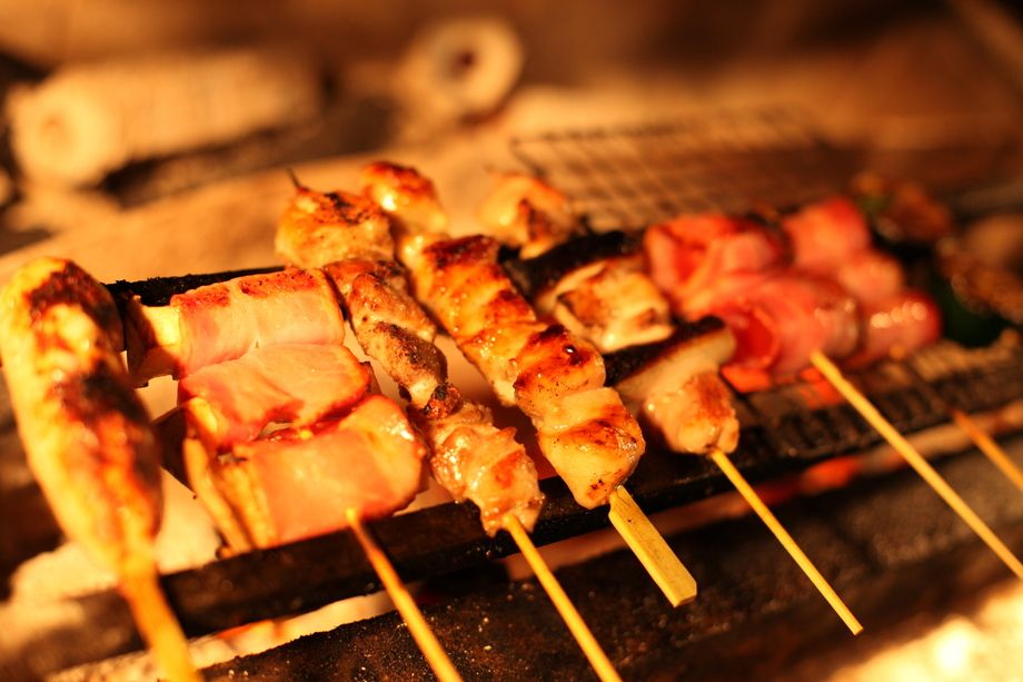 単品串焼き[もも、皮、ボンジリ、砂肝、レバー、つくね、ねぎま、せせり、ささみ…等]（160円～）