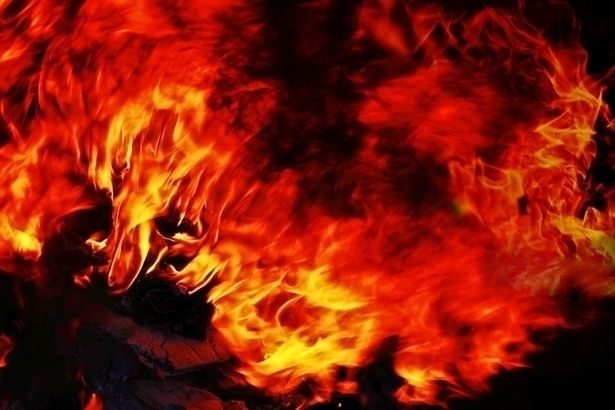 創作鶏もも串[鶏ももニンニク、鶏もも辛味噌、鶏ももバジルトマト…等]（180円～）