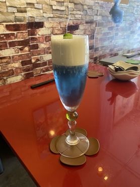 ビーガンチーズ入りバタフライピーアイスティー