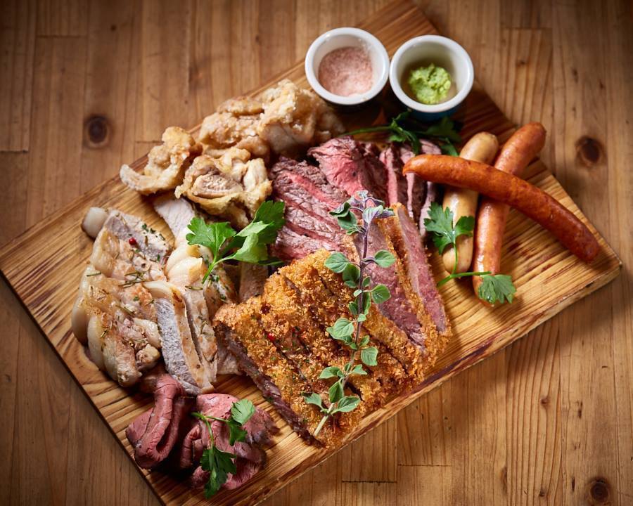 ７種肉盛り合わせ（￥５７８０）