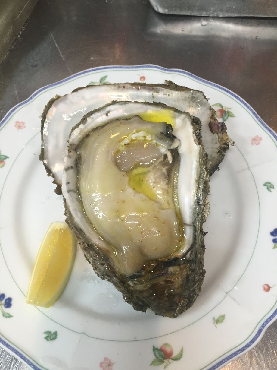 殻付き生牡蠣のレモン添え