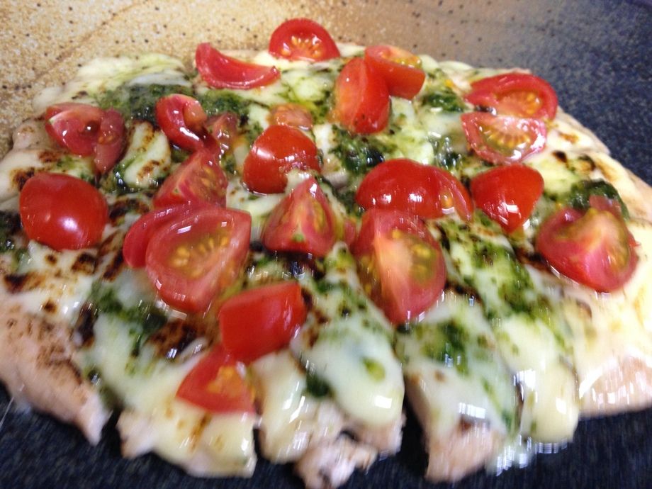 【名物！鶏むねの大判チーズ焼き】　トマト、バジルソース　女性に人気！（680円）