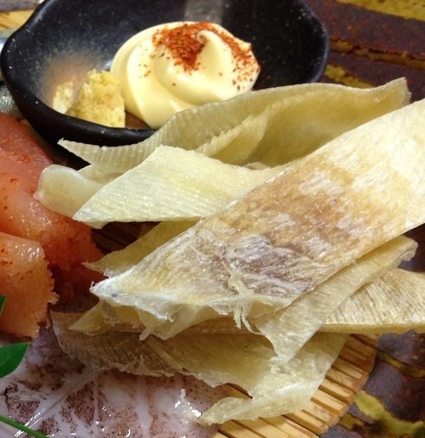 【七輪炙り】エイヒレの干物　一味マヨ添え（520円）