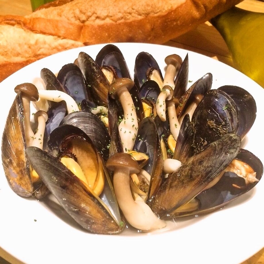 厚岸産アサリと三陸産ムール貝のガーリックワイン蒸し～アンチョビバターの香り～