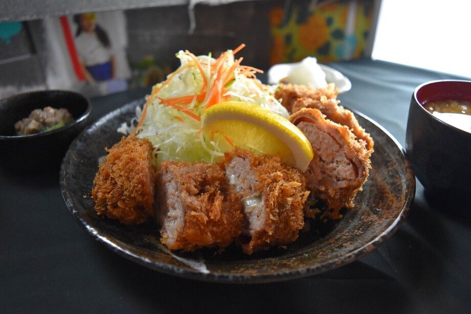 肉巻きメンチかつ定食（900円（平日ランチ）／1,000円）