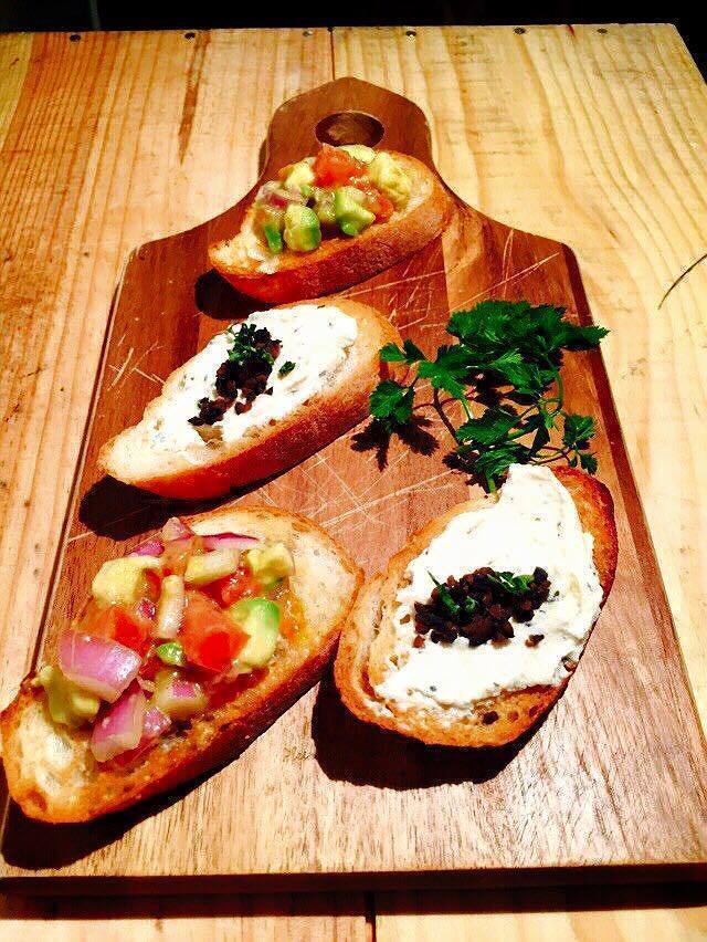 ブルスケッタ　2種のディップ（580円）