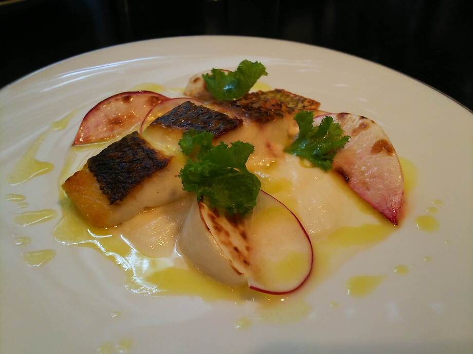 タイのポワレ・聖護院蕪のピューレ