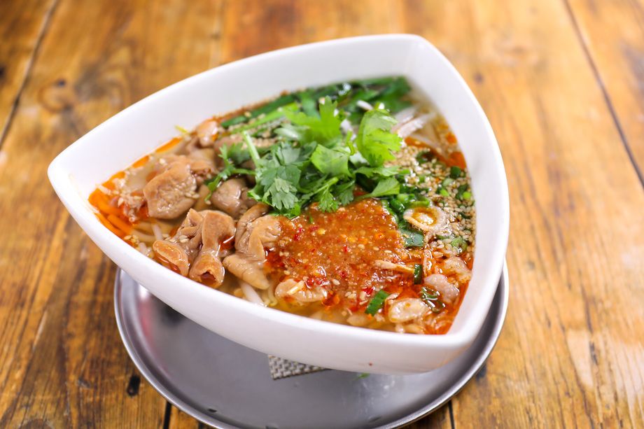 豚もつのフォー（辛味噌スープ）Phở lòng lợn ( Súp miso cay)