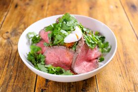 ローストビーフのパクチーごはん  Cơm bò nướng ,rau mùi