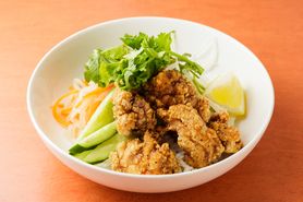 ベトナム風地鶏の香り揚げごはん Cơm gà chiên hương vị Việt