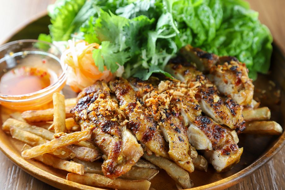 野菜と食べる地鶏のスパイシーグリル Gà nướng cay kiểu Âu