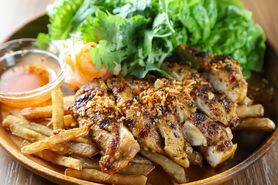 野菜と食べる地鶏のスパイシーグリル Gà nướng cay kiểu Âu