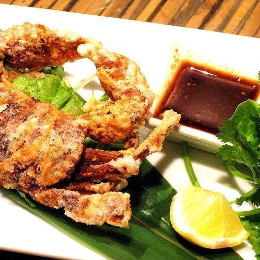 野菜と食べるソフトシェルクラブの唐揚げ