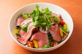自家製ローストビーフとアボカドのサラダ salad rau thơm và thịt bò nướng