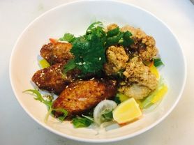 地鶏の香り唐揚げ　Cánh gà ,thịt đùi gà chiên giòn 