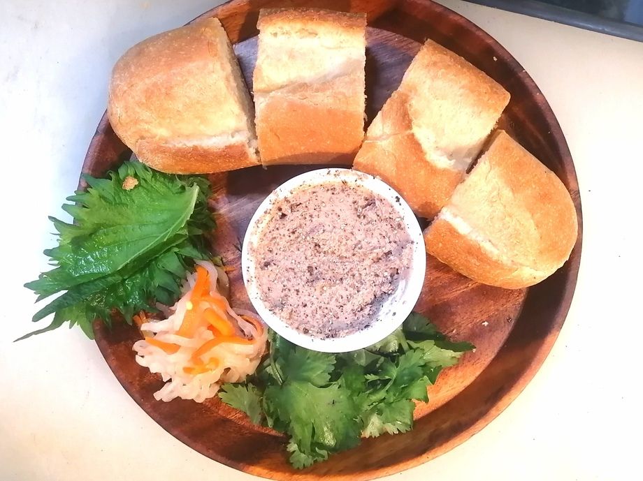 自家製鶏レバーペースト 米粉バケット添え Pate gan kèm bánh mỳ
