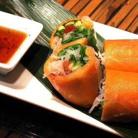 スモークサーモンの生春巻き. Gỏi cuốn nhân cá hồi hun khói